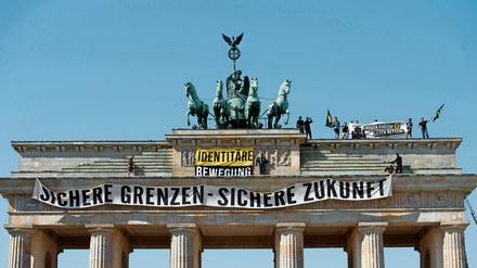 Aktivisten der völkischen "Identitären Bewegung" stehen August 2016 auf dem Brandenburger Tor.