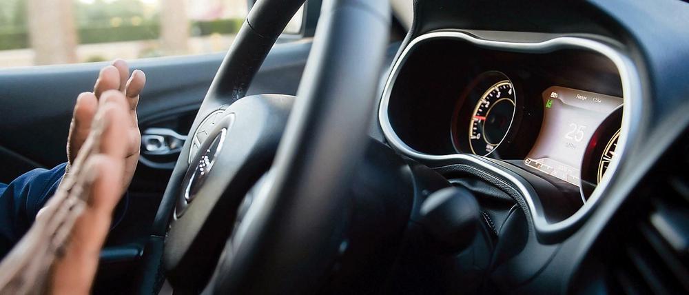 Der Assistent fährt. In Zukunft werden die Hände des Fahrers nicht mehr am Steuer sein müssen.