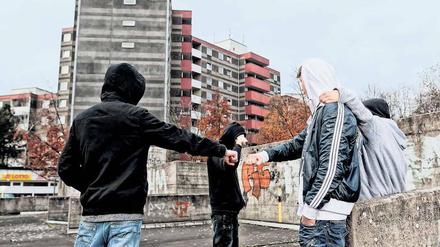 Zwischen Plattenbauschluchten. Unsinn im Kopf und niemand, der auf sie wartete. Jens de la B. suchte seine Opfer in Wohngegenden, wo die Kinder verarmt sind. Finanziell und emotional.