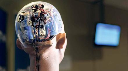Selbstlernende Systeme. Künstliche Intelligenz macht Maschinen wie den Roboter „Sofia“ den Menschen immer ähnlicher. In vielen Dingen sind sie uns schon überlegen, so auch im Strategiespiel Go. Das hielten Experten vor kurzem für unmöglich Foto: AFP/Fabrice Cofferini