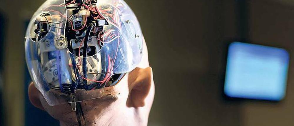 Selbstlernende Systeme. Künstliche Intelligenz macht Maschinen wie den Roboter „Sofia“ den Menschen immer ähnlicher. In vielen Dingen sind sie uns schon überlegen, so auch im Strategiespiel Go. Das hielten Experten vor kurzem für unmöglich Foto: AFP/Fabrice Cofferini