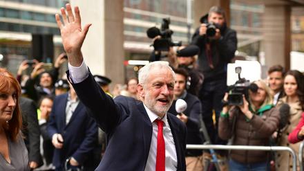 Jeremy Corbyns Labour-Partei gewann bei den Wahlen viele Stimmen dazu während die Konservativen ihre absolute Mehrheit verloren. 