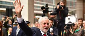 Jeremy Corbyns Labour-Partei gewann bei den Wahlen viele Stimmen dazu während die Konservativen ihre absolute Mehrheit verloren. 