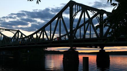 Die Glienicker Brücke verbindet Berlin und Potsdam.