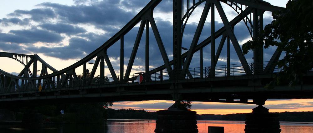 Die Glienicker Brücke verbindet Berlin und Potsdam.
