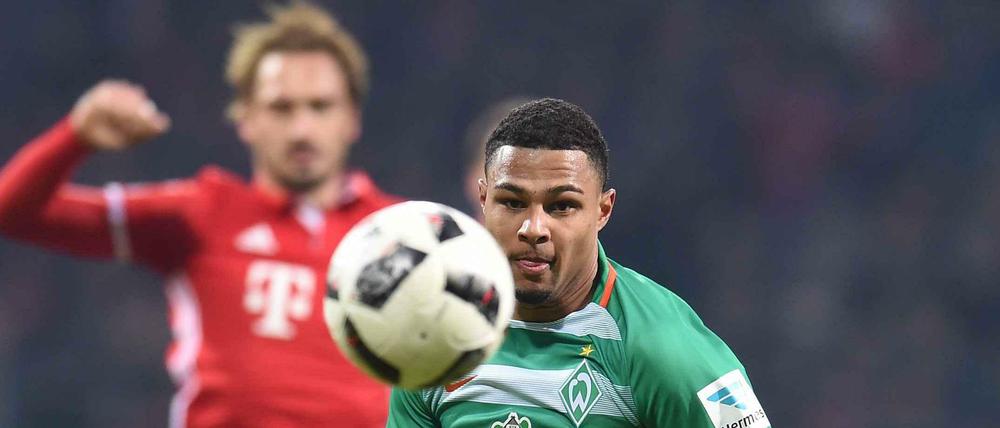 Bald in einem Team: In der kommenden Saison spielt Serge Gnabry mit Mats Hummels (im Hintergrund) zusammen beim FC Bayern. 