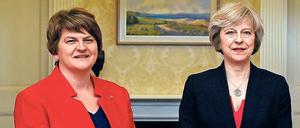 Ein bisschen steif. Arlene Foster (DUP) und Theresa May.