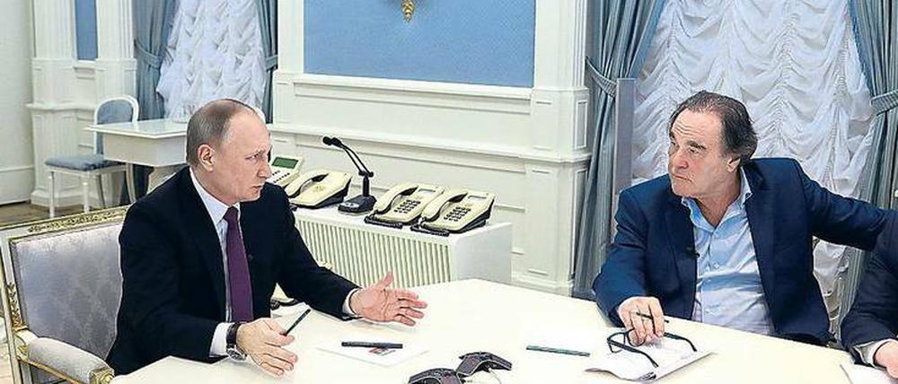 „Freuen Sie sich sich, mich wiederzusehen?“ Wladimir Putin (li.) und Oliver Stone haben sich über einen Zeitraum von fast zwei Jahren zu Interviews getroffen.