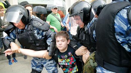 Protest in Moskau: Polizisten nehmen einen jungen Demonstranten fest. 