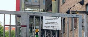 Gut behütet? Eingang zur Kita Gleimstrolche in Prenzlauer Berg. 