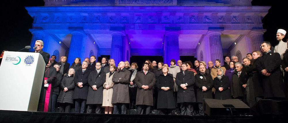 Gemeinsam gegen den Terror - aber nicht gerade eine Initiative "von unten". Bundespräsident Joachim Gauck spricht bei einer Mahnwache für die Opfer der Anschläge in Frankreich vor dem Brandenburger Tor in Berlin im Januar 2015. Der Zentralrat der Muslime und die Türkische Gemeinde haben zu der Kundgebung gegen islamistischen Terror und für ein friedliches Zusammenleben der Religionen unter dem Motto "Zusammenstehen - Gesicht zeigen" aufgerufen.