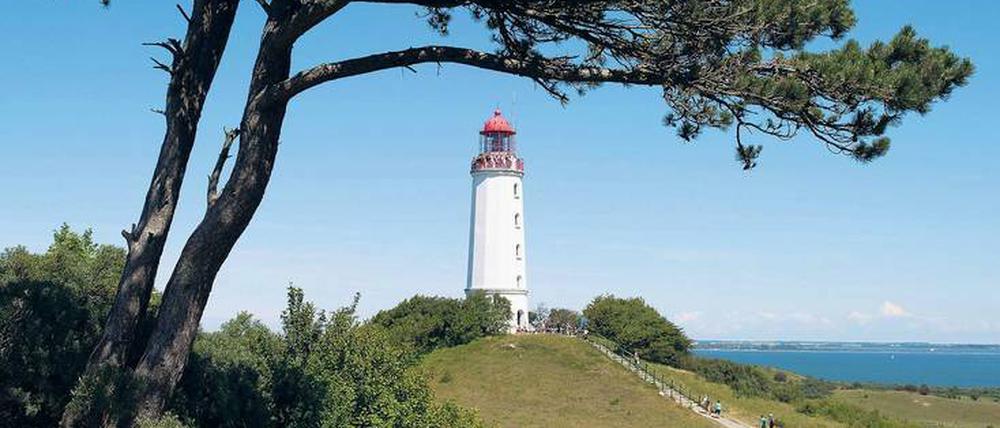 Vertrautes Bild. TV-Meteorologen vom NDR schauen vor dem – hier ausnahmsweise nicht sturmumtosten – Leuchtturm gerne ins Wetter.
