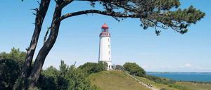 Vertrautes Bild. TV-Meteorologen vom NDR schauen vor dem – hier ausnahmsweise nicht sturmumtosten – Leuchtturm gerne ins Wetter.
