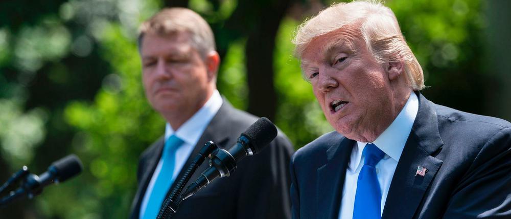 US-Präsident Donald Trump neben dem rumänischen Staatschef Iohannis im Garten des Weißen Hauses.