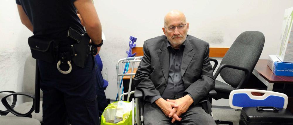 Der deutsche Rechtsextremist Horst Mahler wird am Dienstag am Internationalen Flughafen Budapest an deutsche Polizisten überführt.