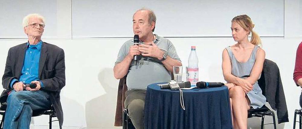 Hans-Christian Ströbele und Lutz Taufer (v. l.) diskutieren mit Autorin Anna Catherin Loll. Nicht im Bild: Constanze Kurz, Ulrich Peltzer.