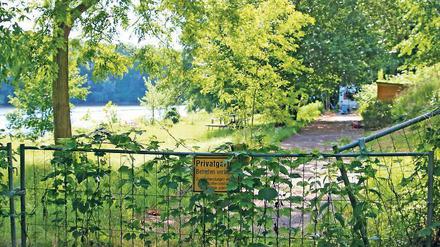 Uferlos. Der Streit geht weiter, doch der Weg rund um den Griebnitzsee ist noch von Anwohnern versperrt.