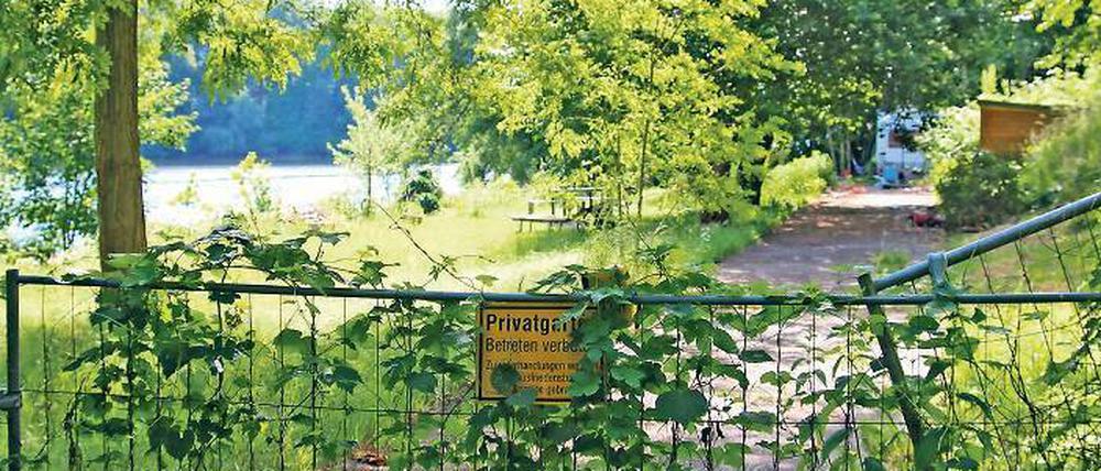 Uferlos. Der Streit geht weiter, doch der Weg rund um den Griebnitzsee ist noch von Anwohnern versperrt. 