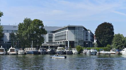Flussromantik. Das Pentahotel Köpenick liegt ruhig am Ufer der Dahme, gegenüber vom Schloss Köpenick.