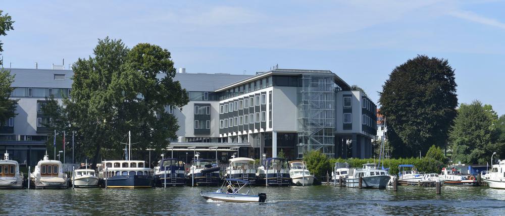 Flussromantik. Das Pentahotel Köpenick liegt ruhig am Ufer der Dahme, gegenüber vom Schloss Köpenick.