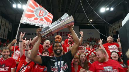 Gewohntes Bild: Bamberg mit der Titel-Trophäe. 