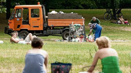 Pro Woche kostet die Beseitigung der Müllberge aus den Berliner Parks eine fünfstellige Euro-Summe.