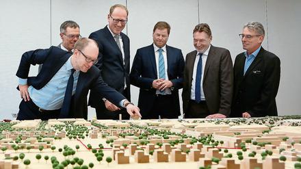Potsdams Oberbürgermeister Jann Jakobs (2. v. r.) bei der Vorstellung des Bauprojekts im April.