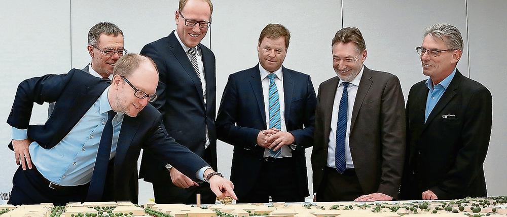 Potsdams Oberbürgermeister Jann Jakobs (2. v. r.) bei der Vorstellung des Bauprojekts im April.