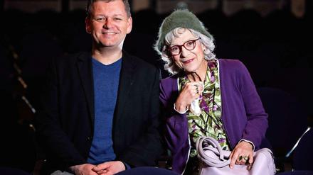 Autor Torsten Rohde mit Schauspielerin Anke Siefken in der Rolle der Spandauer Rentnerin Renate Bergmann.