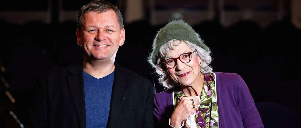 Autor Torsten Rohde mit Schauspielerin Anke Siefken in der Rolle der Spandauer Rentnerin Renate Bergmann.