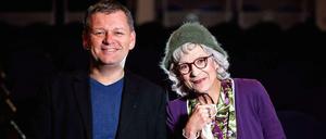 Autor Torsten Rohde mit Schauspielerin Anke Siefken in der Rolle der Spandauer Rentnerin Renate Bergmann.