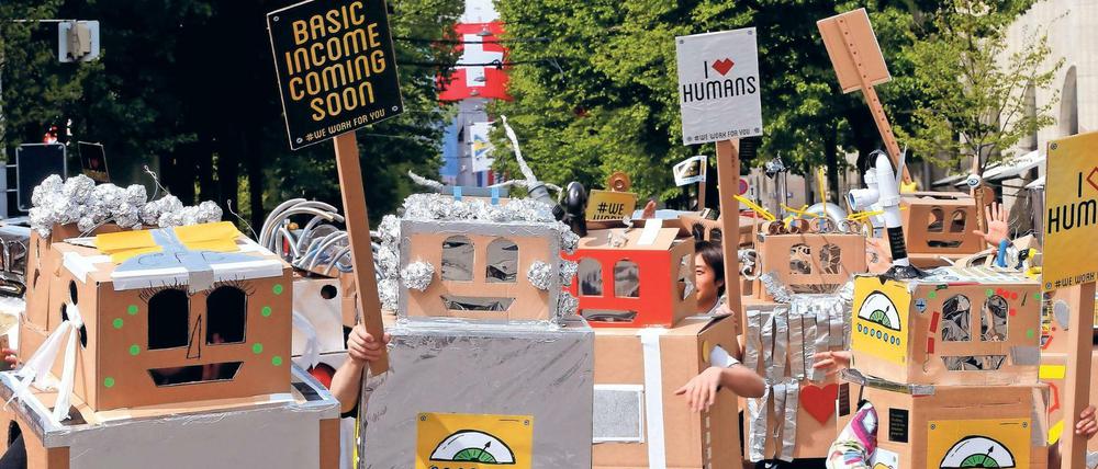 Demonstranten fordern in Zürich ein bedingungsloses Grundeinkommen.