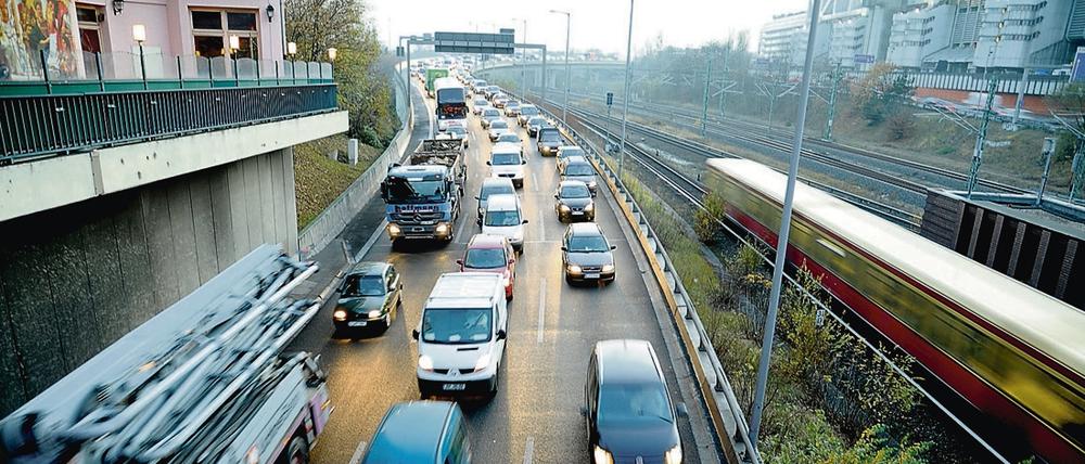 Laut einem Bericht der "Süddeutschen Zeitung" denkt Münchens Oberbürgermeister Dieter Reiter (SPD) wegen neuer Abgas-Messwerte über ein flächendeckendes Fahrverbot für Dieselfahrzeuge in München nach.
