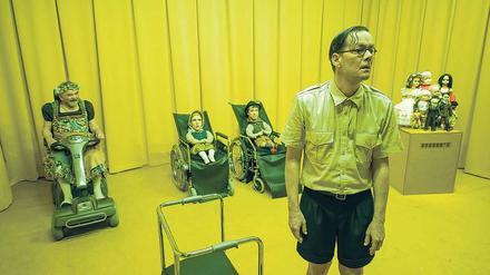 Bis hierhin. Und wie weiter? Szene aus Miroslava Svolikovas Stück „die hockenden“ mit Branko Samarovski.