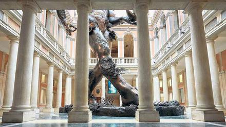 Mit ganz großen Schritten. Im Atrium des klassizistischen Palazzo Grassi hat Damien Hirsts seine 18 Meter hohe Monumentalskulptur „Demon with Bowl“ aufgestellt. 