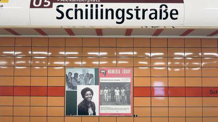 Wer unterstützt die Guerilla, wer das Apartheidsregime? Blick auf eine Wandtafel von Laura Horelli.