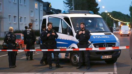 Polizisten sperren in Oer-Erkenschwick (Nordrhein-Westfalen) den Ort ab, an dem bei einer Schießerei am Dienstagabend vier Menschen zum Teil schwer verletzt worden sind. 