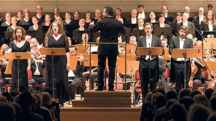 Heerscharen. Die Solisten Juliane Banse, Birgit Remmert, Tilman Lichdi und Michael Nagy, in der Mitte Dirigent Steven Sloane.