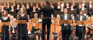 Heerscharen. Die Solisten Juliane Banse, Birgit Remmert, Tilman Lichdi und Michael Nagy, in der Mitte Dirigent Steven Sloane. 