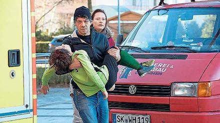 Notaufnahme: Frank Baumann (Carlo Ljubek) mit Hannes (Mikke Rasch)