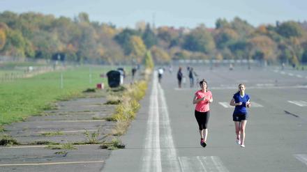 Jogger auf dem Tempelhofer Feld in Berlin. 