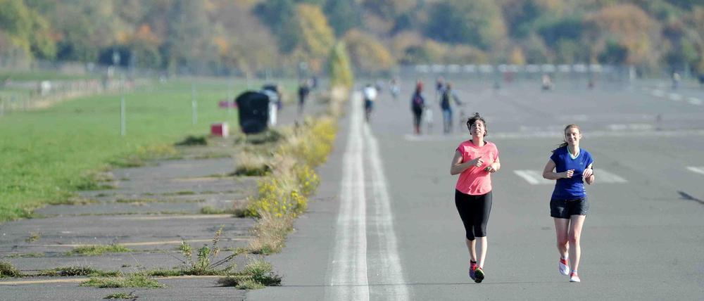 Jogger auf dem Tempelhofer Feld in Berlin. 
