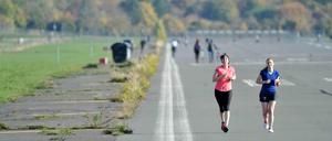 Jogger auf dem Tempelhofer Feld in Berlin. 