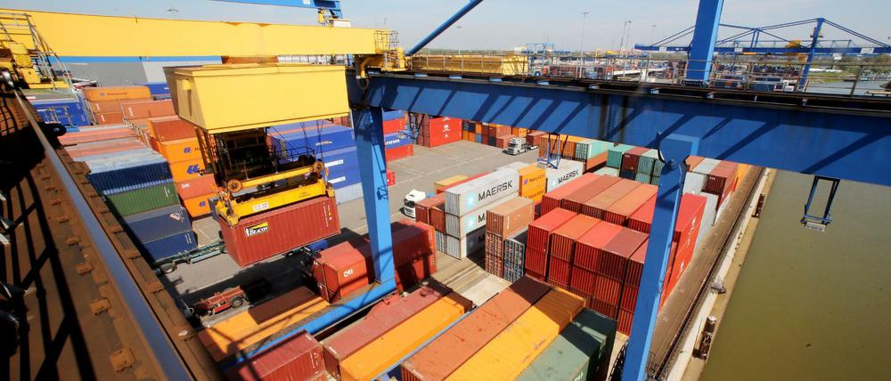 Der Containerterminal von Logport im Duisburger Hafen.