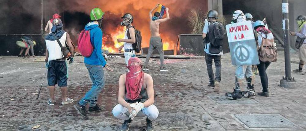 Feuerzeichen. Am Montag steckten Vermummte ein Gebäude des Obersten Gerichtshofes in Caracas in Brand. Das Gericht hatte zuvor eine Klage gegen die geplante Verfassungsreform zurückgewiesen.