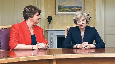 Verhandeln weiter: Theresa May (rechts) und Arlene Foster.
