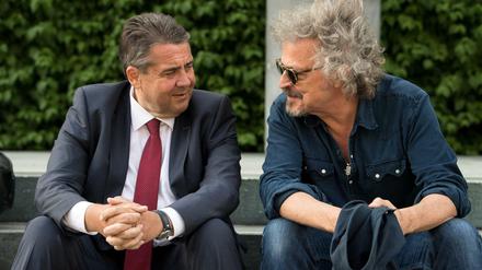 Außenminister Gabriel beim Stelldichein mit der Musik (BAP-Gründer Wolfgang Niedecken) bei anderer Gelegenheit. Während er in Berlin zur Kultur sprach, wurden Kindermusikprojekten bedauerlicherweise Mittel gestrichen.