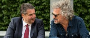 Außenminister Gabriel beim Stelldichein mit der Musik (BAP-Gründer Wolfgang Niedecken) bei anderer Gelegenheit. Während er in Berlin zur Kultur sprach, wurden Kindermusikprojekten bedauerlicherweise Mittel gestrichen.