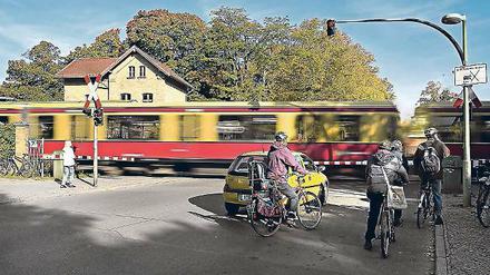 Umstritten. Die Bahnhofstraße soll die Gleise unterqueren. Anwohner wollen die S-Bahn-Schranken behalten.