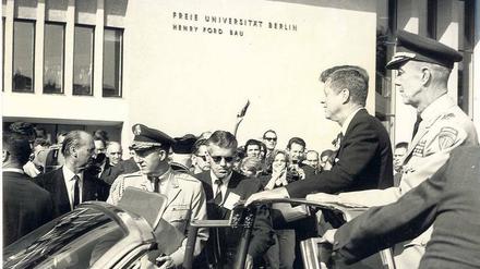 Weltpolitik in Dahlem: Am 26. Juni 1963 fuhr John F. Kennedy vor dem Henry-Ford-Bau der Freien Universität vor. Der US-Präsident sprach dort nach seinem Auftritt vor dem Schöneberger Rathaus.